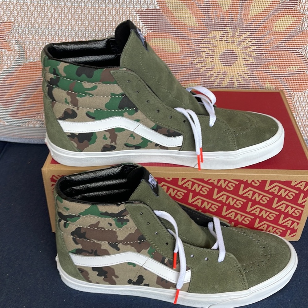 Vans Men’s Sk8-Hi
Camo Olive/White
VN0005U933
Sneakers - Picture 2 of 16
